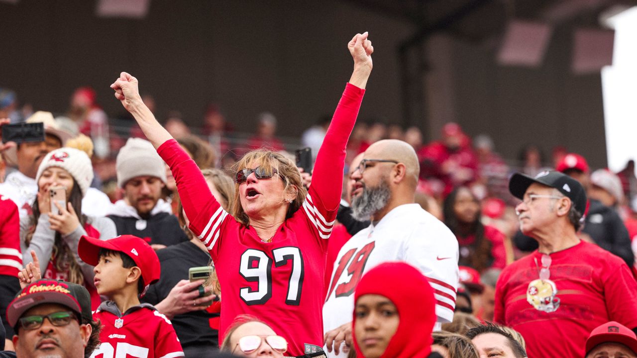 Nevius: Faithful 49ers fans return to cheer on their hot team