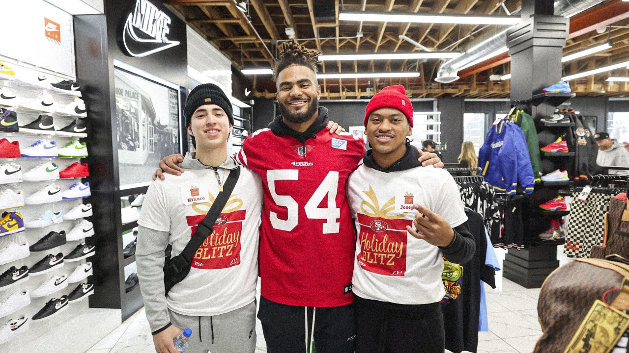 49ers Players Host Holiday Blitz with Shoe Palace and Visa