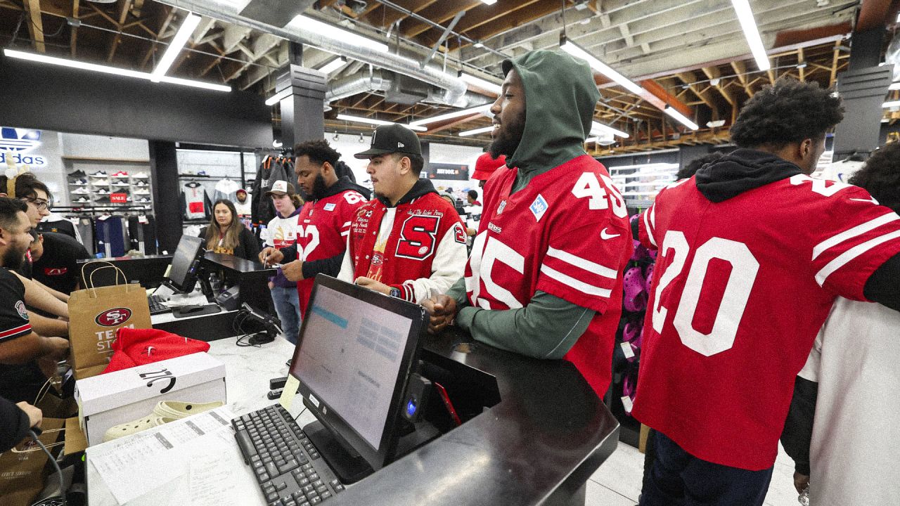 49ers Players Host SPAAT for a Holiday Blitz Shopping Event