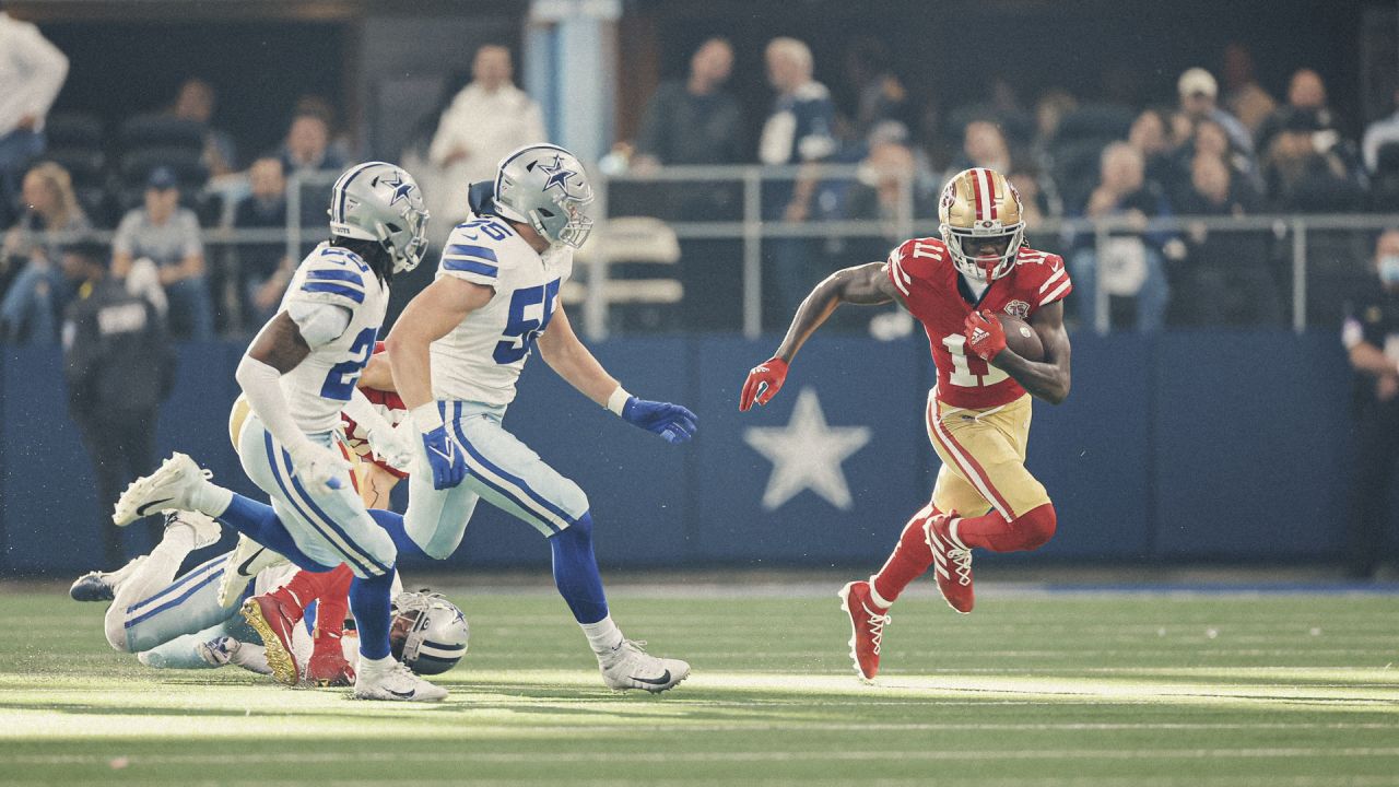 Dallas Cowboys vs. San Francisco 49ers. NFL match poster. Two american  football players silhouette facing each other on the field. Clubs logo in  backg Stock Photo - Alamy