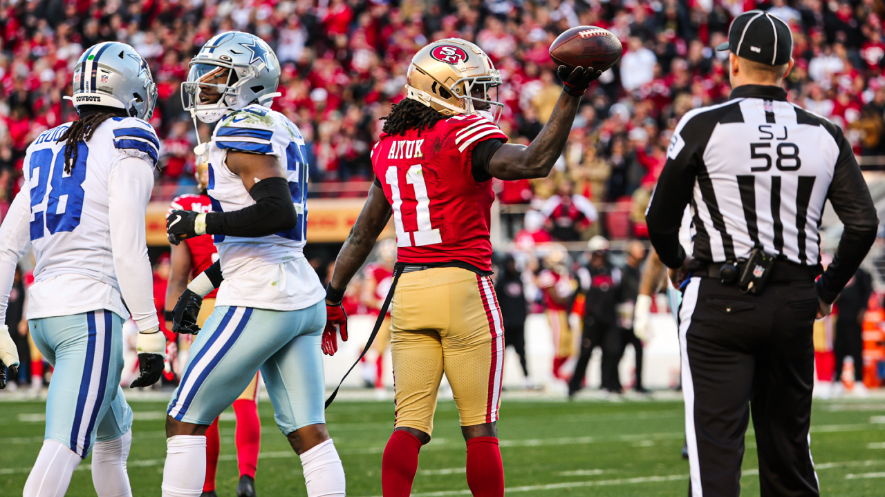 Dallas Cowboys vs. San Francisco 49ers. Fans support on NFL Game.  Silhouette of supporters, big screen with two rivals in background Stock  Photo - Alamy