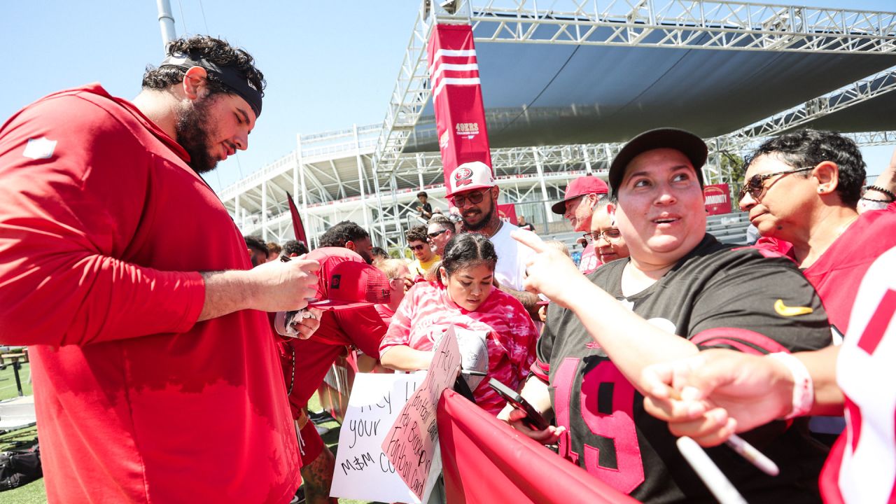 \ud83d\udd8a\ufe0f49ers Players Sign Autographs at Training Camp