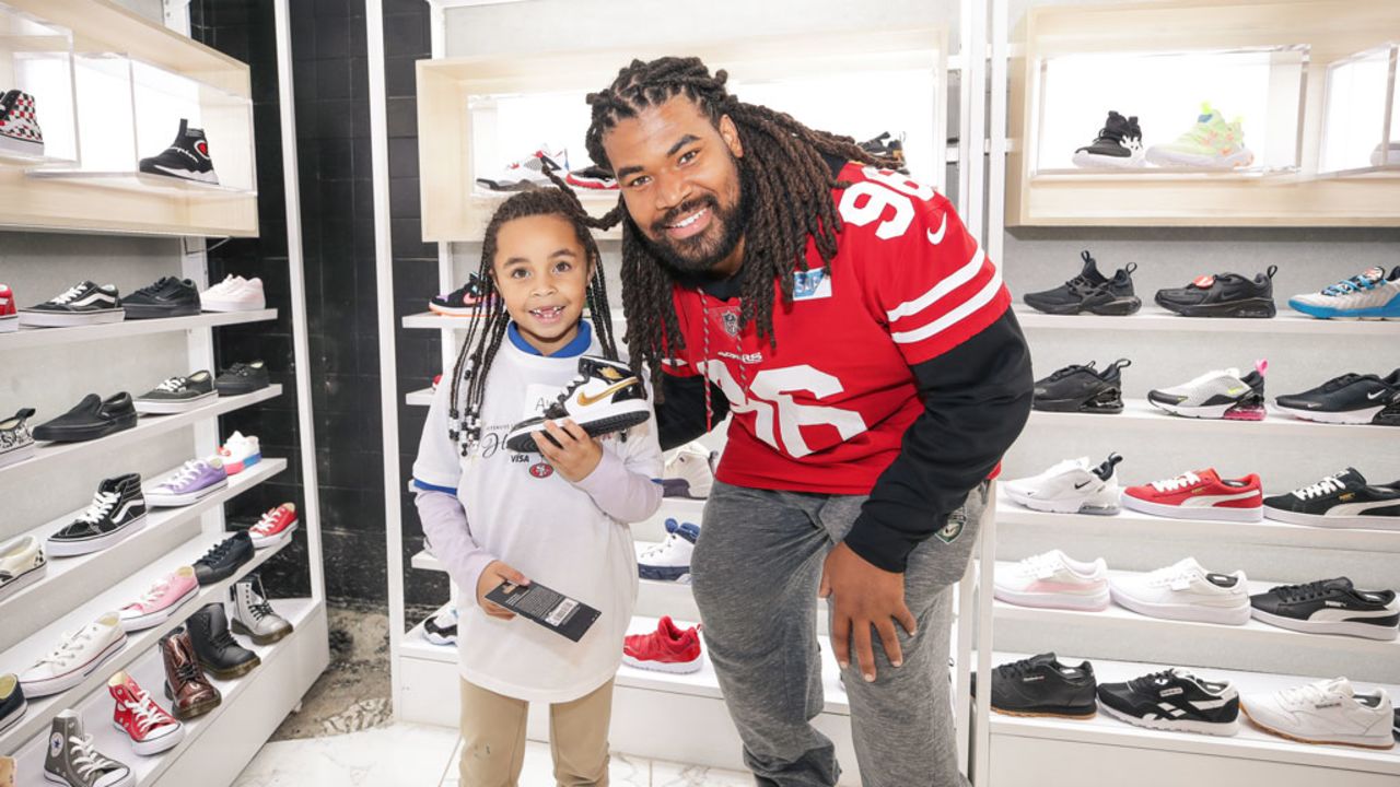 49ers Players Host Holiday Blitz with Shoe Palace and Visa