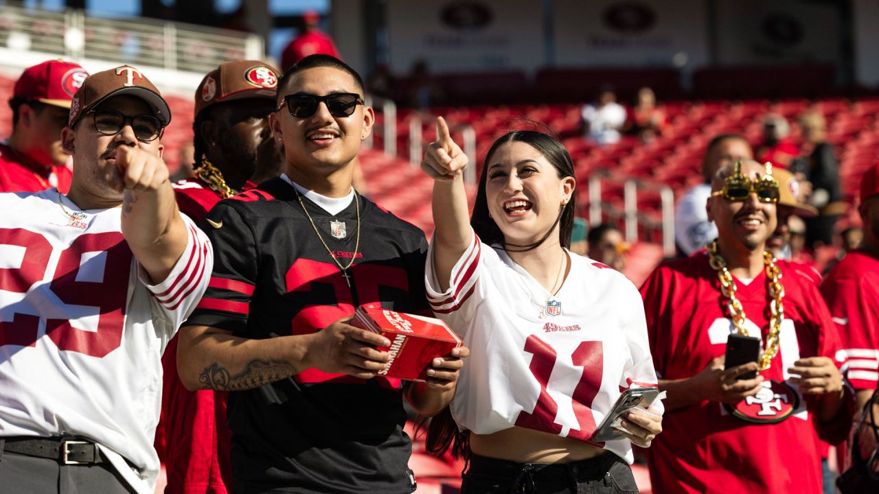 Download Faithful Tampa Bay Buccaneers Fans show off their team