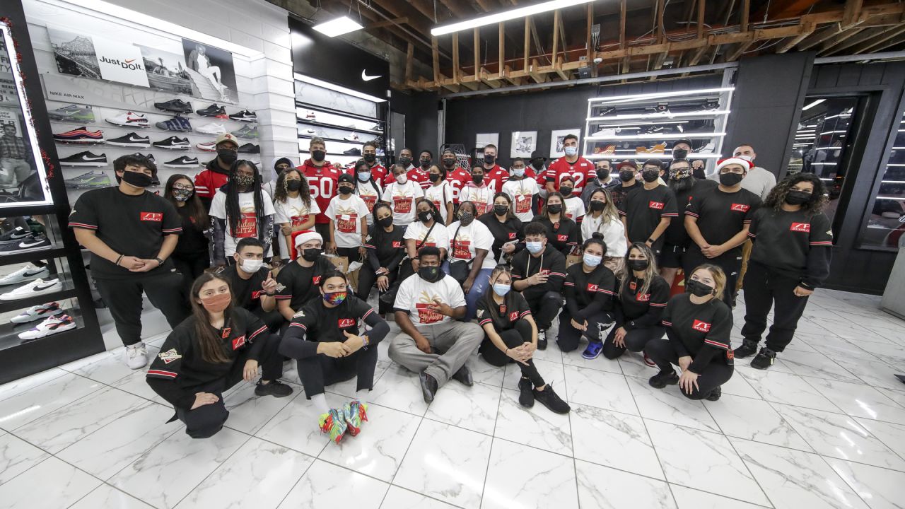 49ers Players Host Holiday Blitz with Shoe Palace and Visa