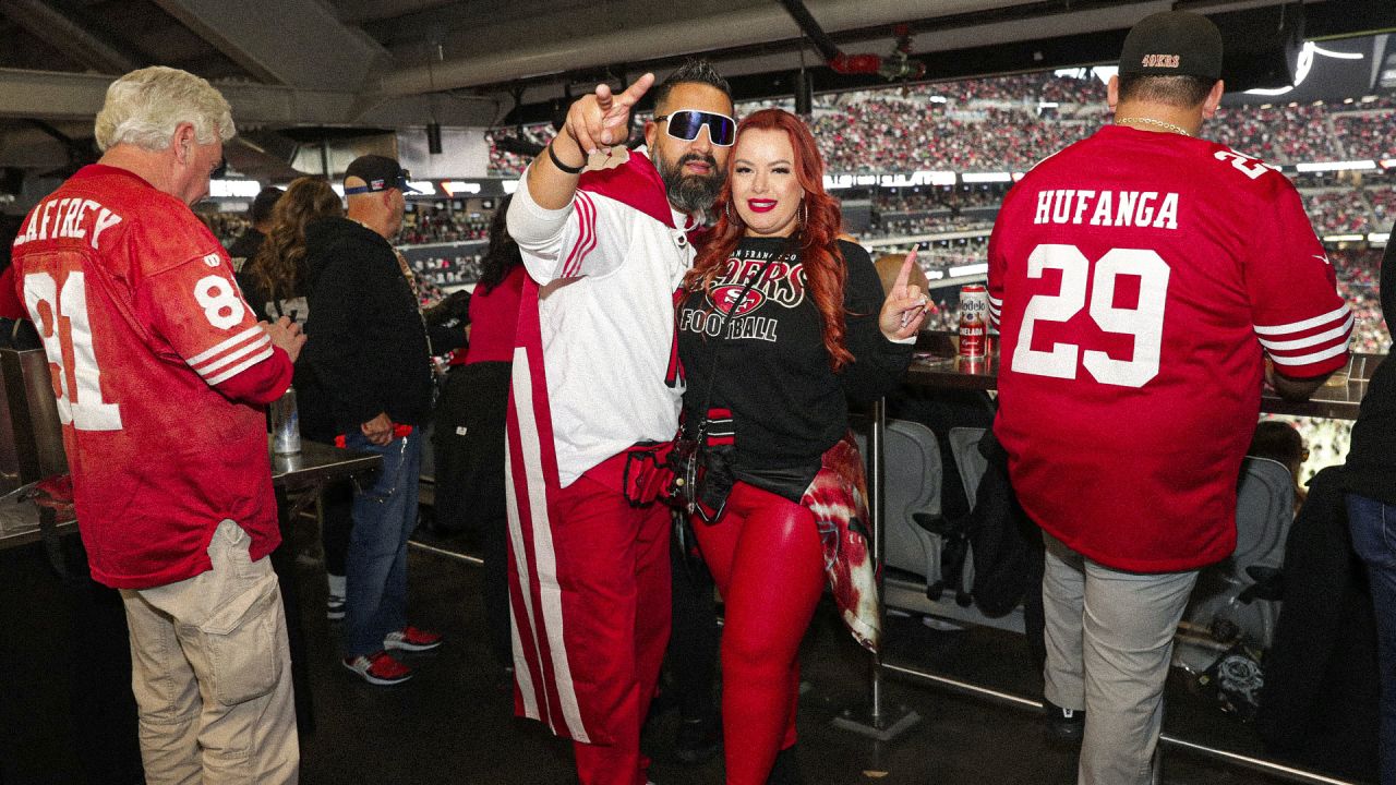 Raiders fan epically proposes to 49ers fan on Allegiant Stadium