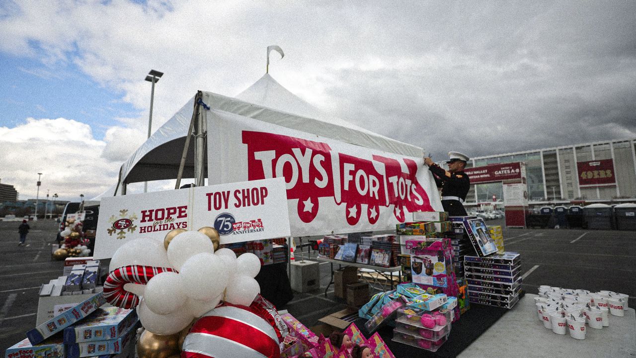 49ers and Youth Shop their Way to a Happier Holiday