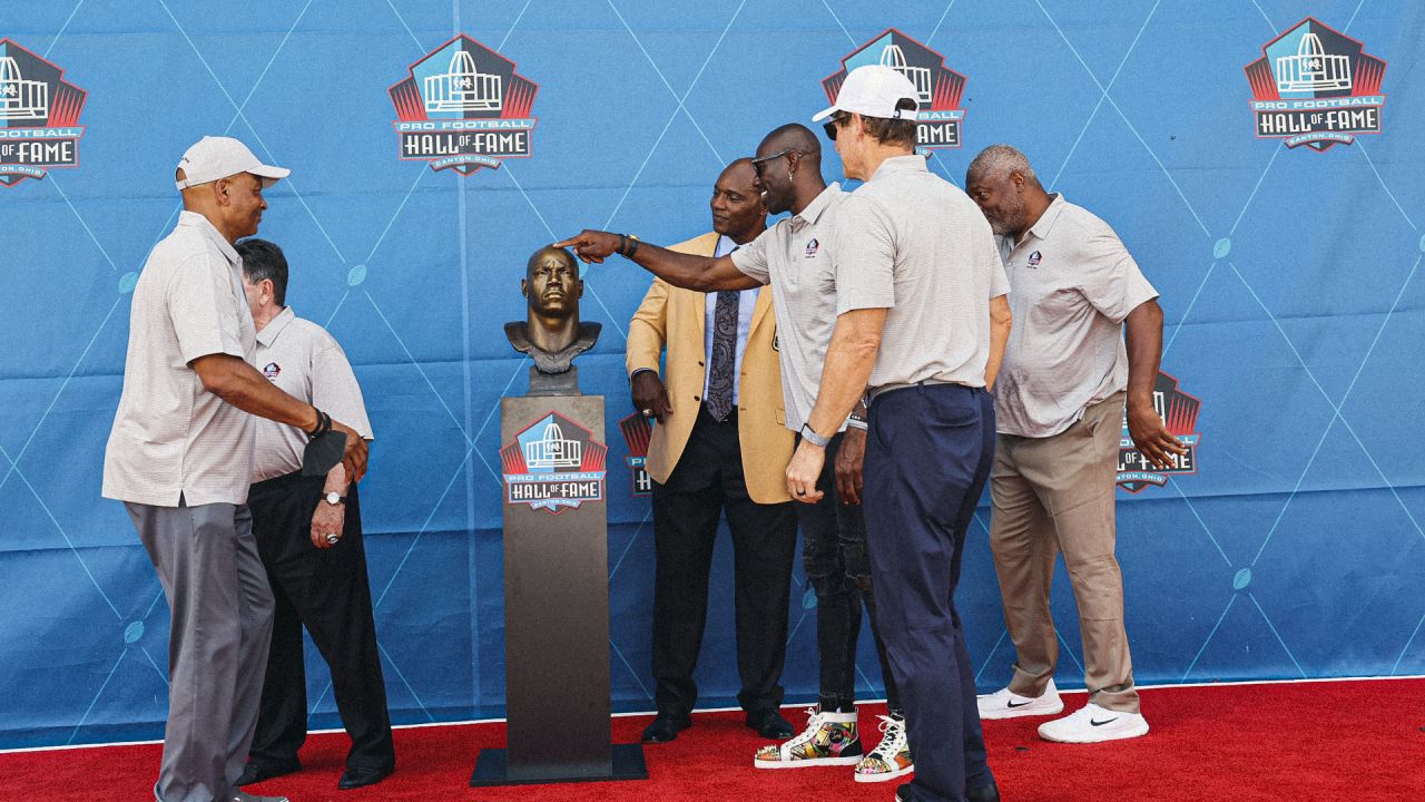 Pro Football Hall of Fame on X: Now on display at the Hall: the game-worn  jersey by @Browns WR @God_Son80 from Week 5. Landry recorded his 427th  career reception to surpass @LarryFitzgerald