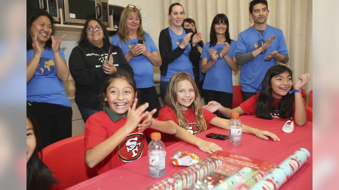 49ers Shop with Youth at Visa Holiday Event