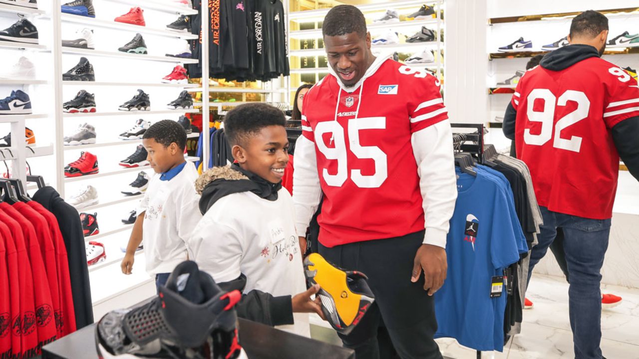 49ers Players Host Holiday Blitz with Shoe Palace and Visa