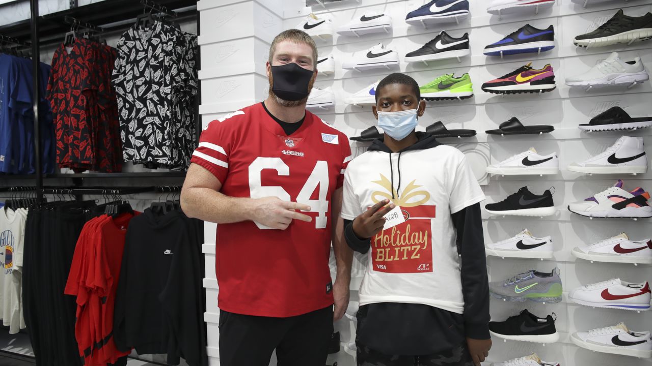 49ers Players Host Holiday Blitz with Shoe Palace and Visa