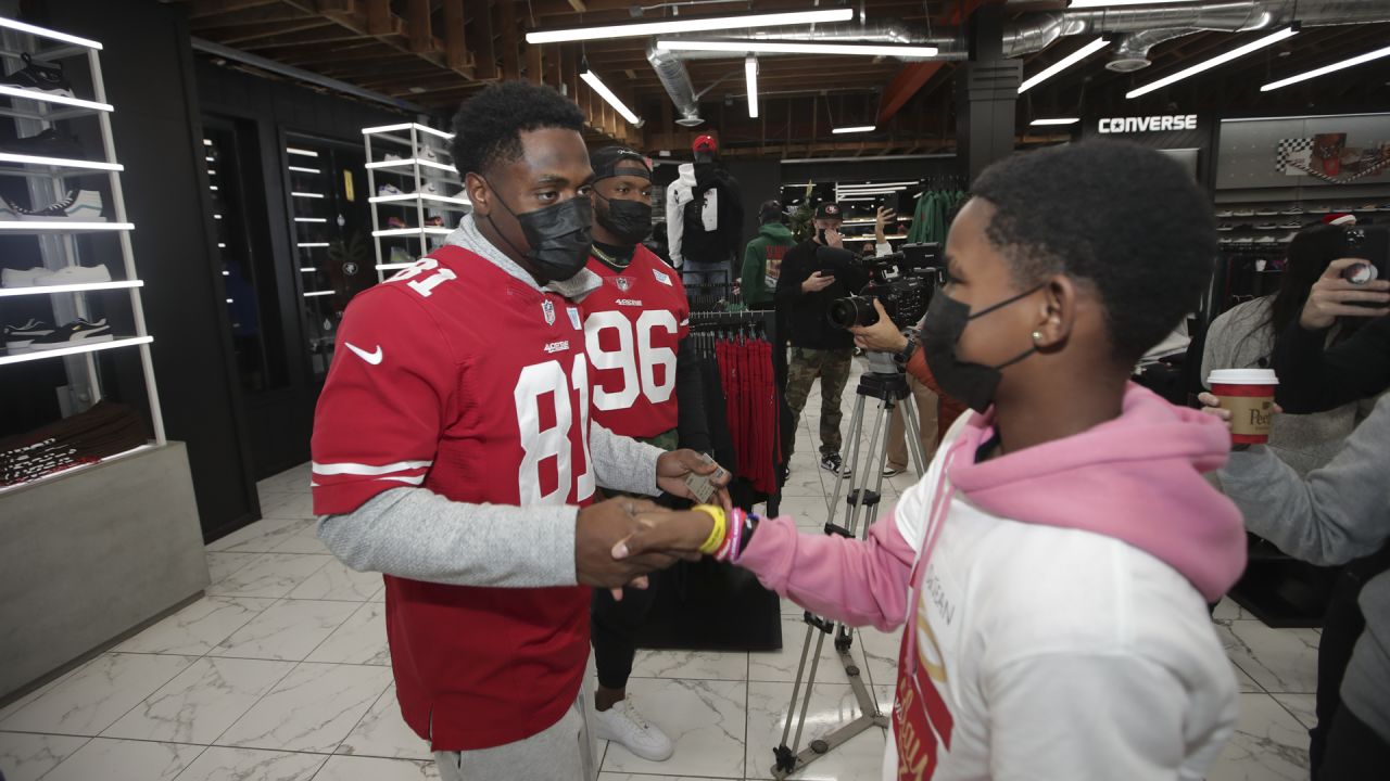 49ers Players Host 15 Students from SPAAT for a Holiday Blitz Shopping Event