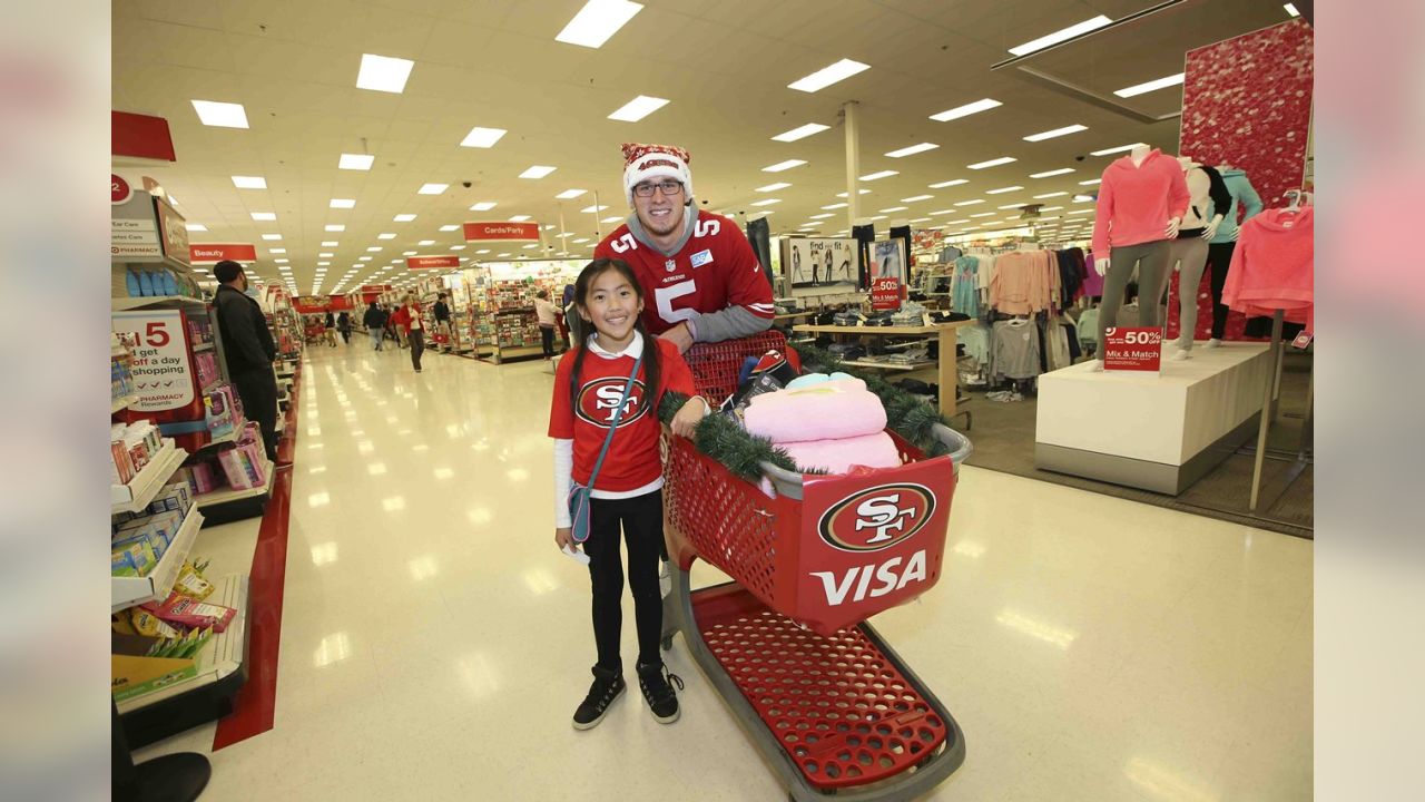 49ers Shop with Youth at Visa Holiday Event