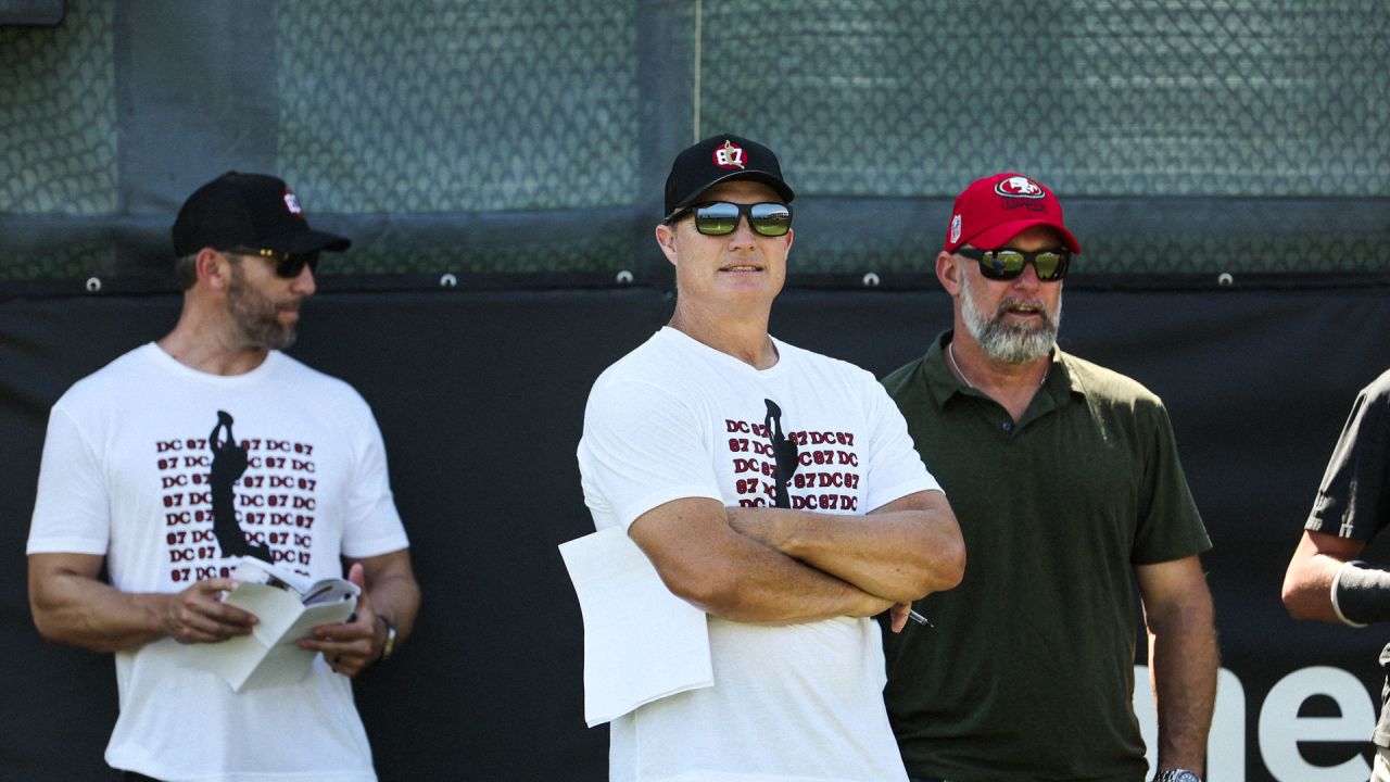 49ers honor Dwight Clark with No. 87 shirts at practice