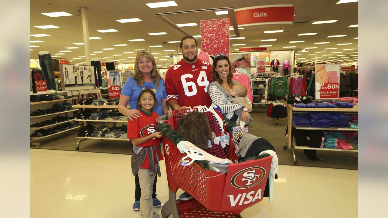 49ers Shop with Youth at Visa Holiday Event