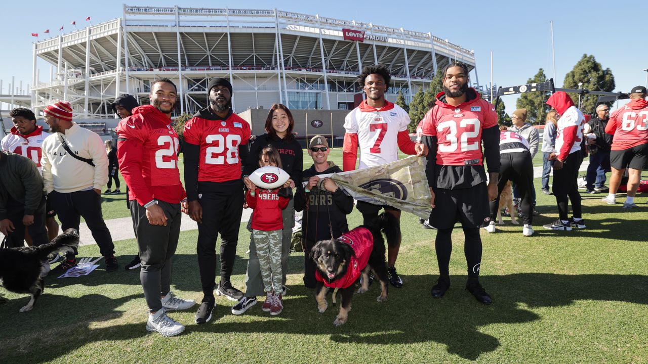 Operation: Care and Comfort sends Defense Logistics Agency veterans to the San  Francisco 49ers' training camp > Defense Logistics Agency > News Article  View