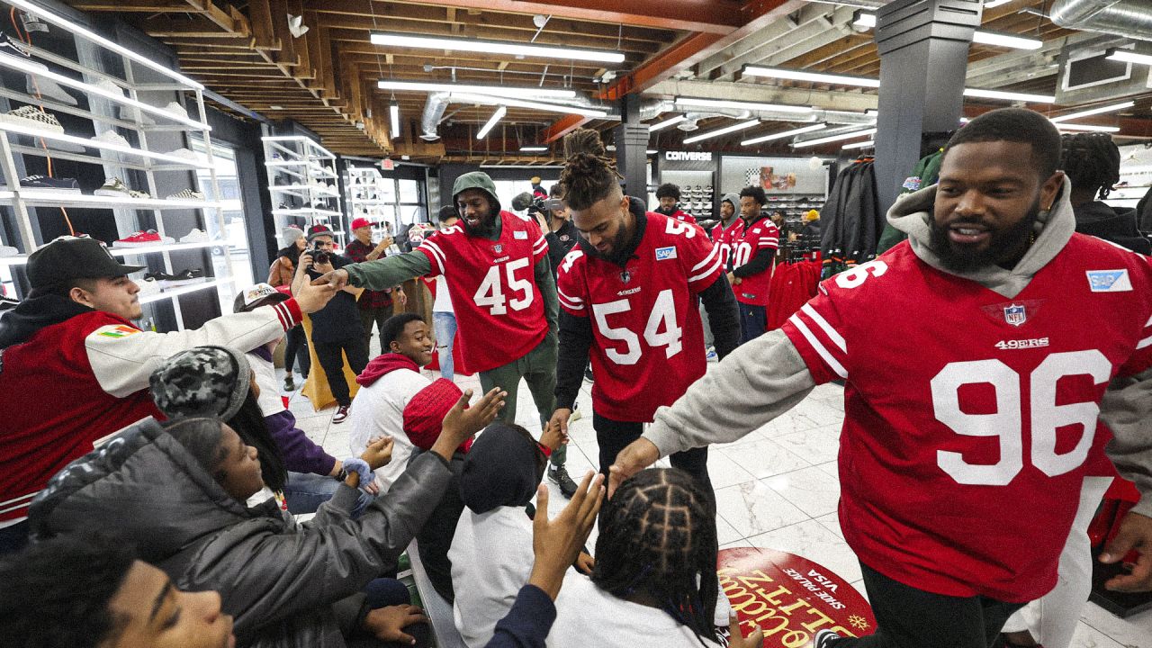 49ers Players Host Holiday Blitz with Shoe Palace and Visa