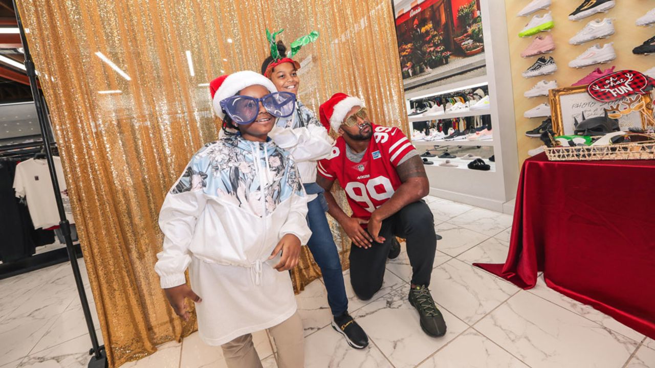 49ers Players Host Holiday Blitz with Shoe Palace and Visa