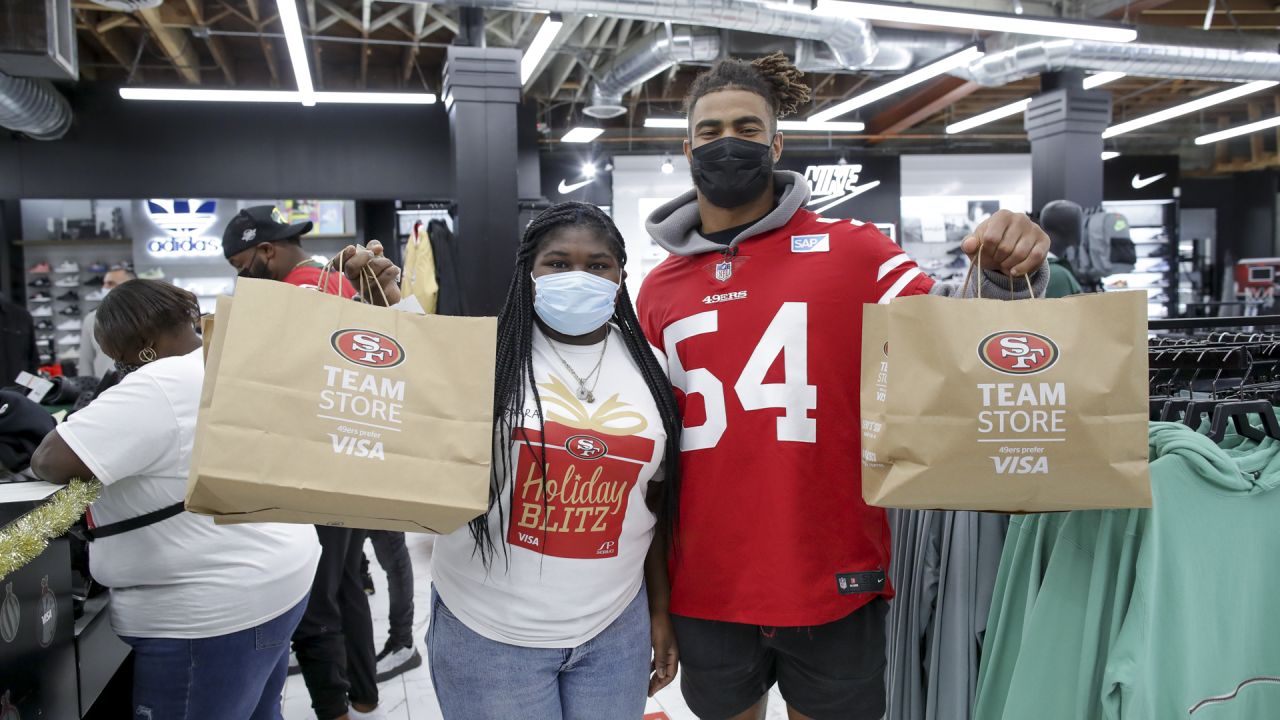 49ers Players Host 15 Students from SPAAT for a Holiday Blitz Shopping Event