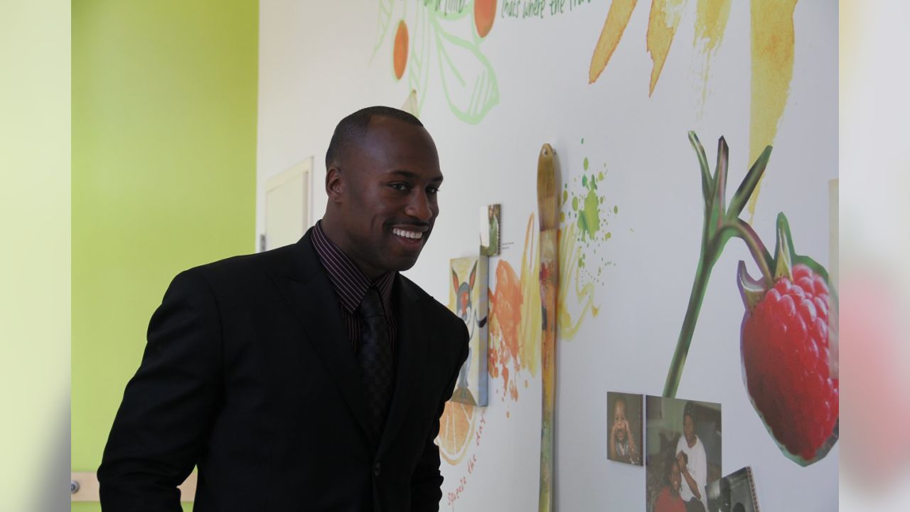 Video: Vernon Davis goes undercover at Jamba Juice - Big Ten Network