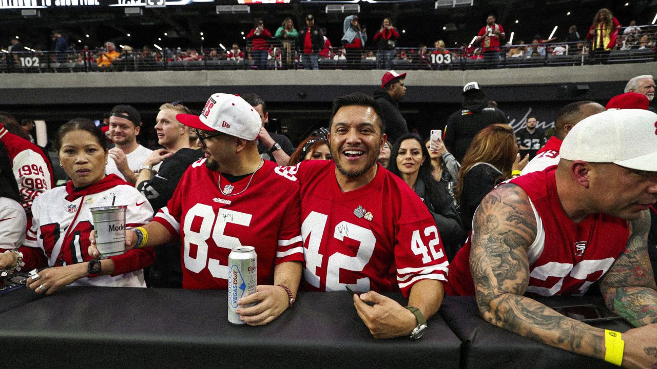 Raiders fan epically proposes to 49ers fan on Allegiant Stadium