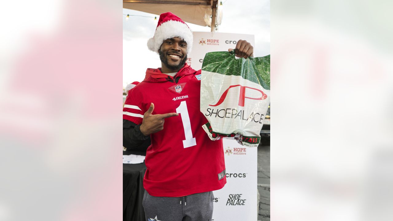 49ers Players Host Holiday Blitz with Shoe Palace and Visa