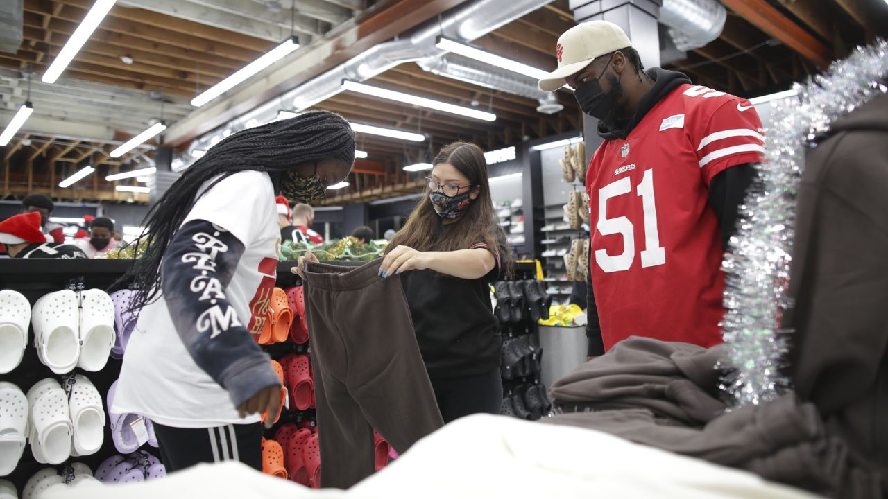 49ers Players Host 15 Students from SPAAT for a Holiday Blitz Shopping Event