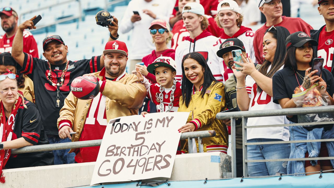 Nevius: Faithful 49ers fans return to cheer on their hot team