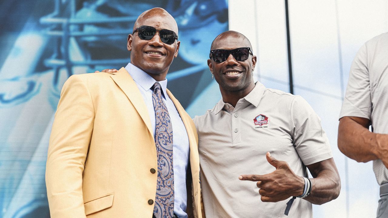 Former NFL player Bryant Young poses with his bust during an induction  ceremony at the Pro Football Hall of Fame in Canton, Ohio, Saturday, Aug.  6, 2022. (AP Photo/David Dermer Stock Photo 