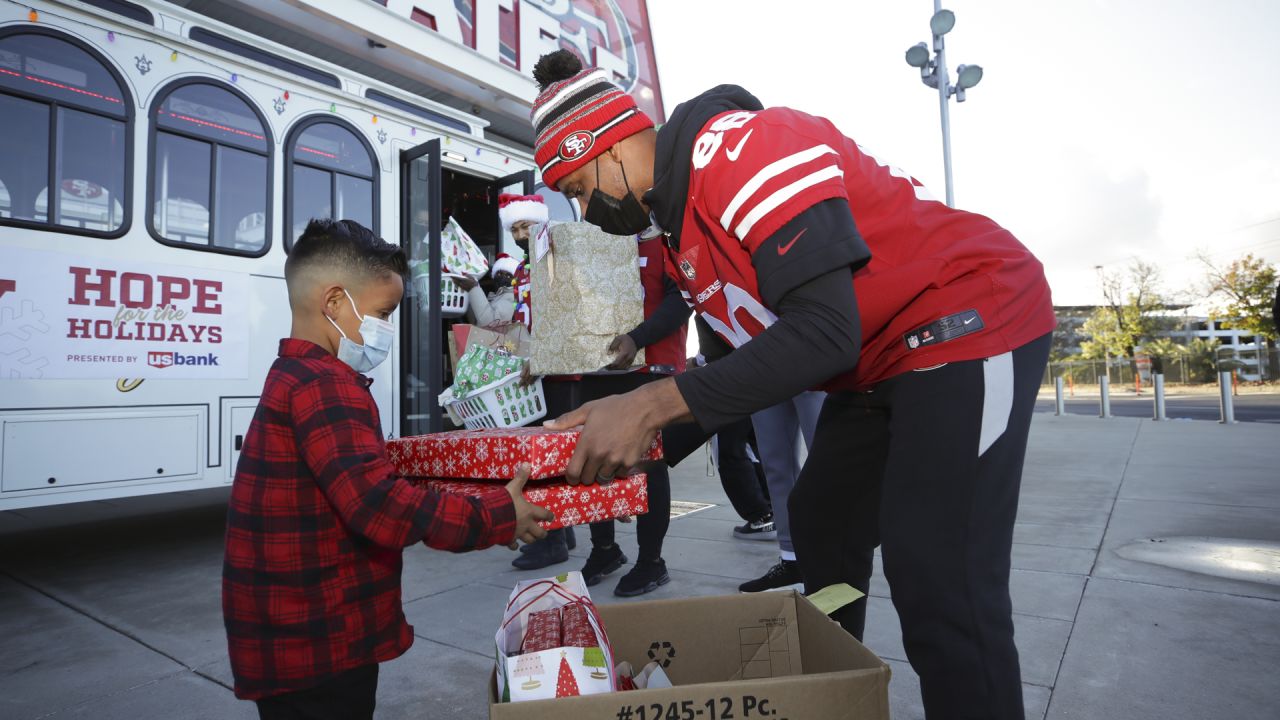 49ers and Youth Shop their Way to a Happier Holiday