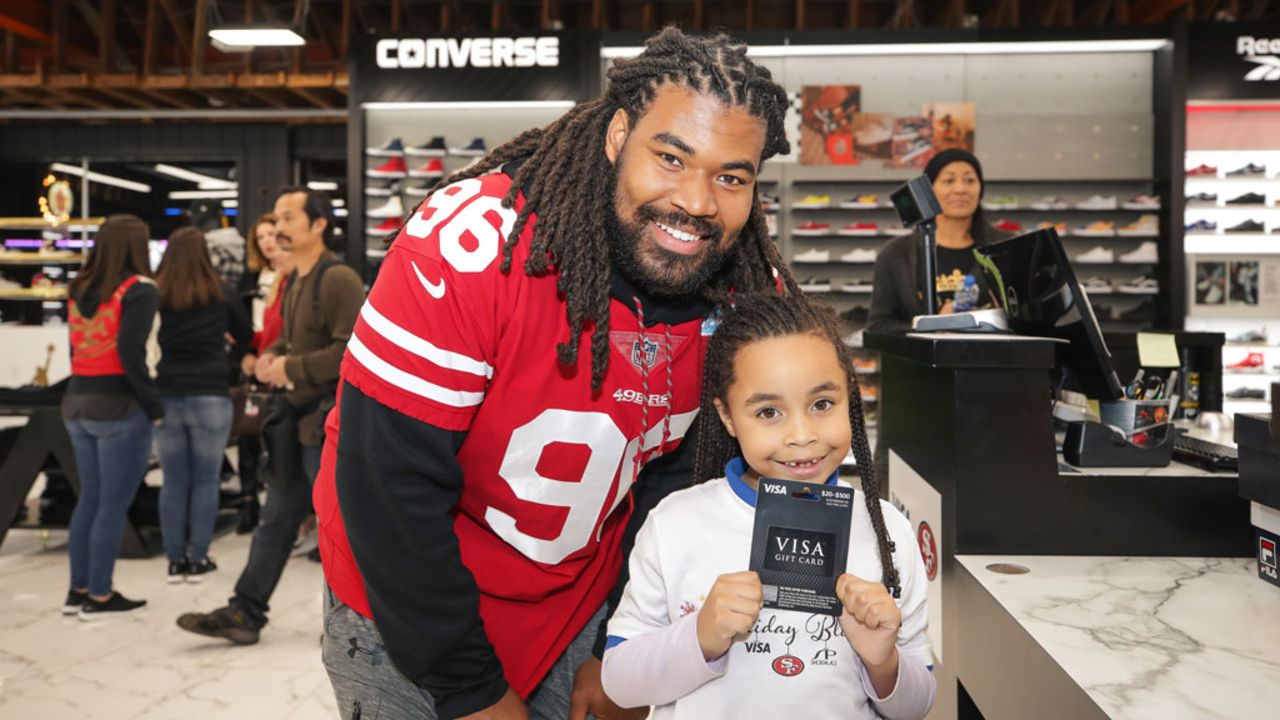 49ers Players Host Holiday Blitz with Shoe Palace and Visa