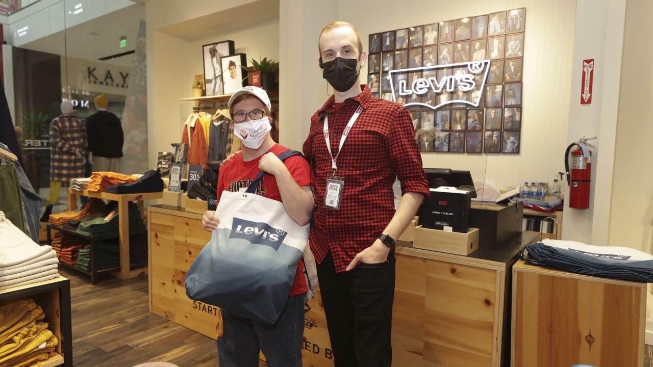 49ers Players Host 15 Students from SPAAT for a Holiday Blitz Shopping Event