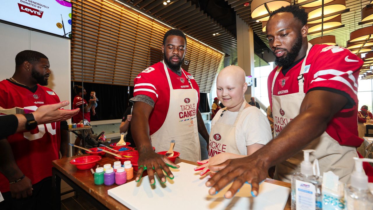 49ers Players Host 15 Students from SPAAT for a Holiday Blitz