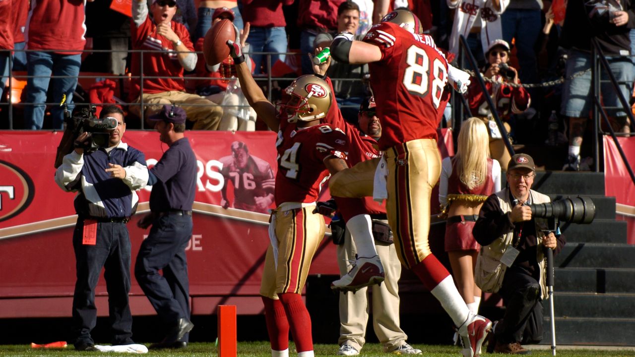 San Francisco 49ers' Daniel Brunskill in action during an NFL football game  against the San Francisco 49ers Sunday, Sept. 19, 2021, in Philadelphia.  (AP Photo/Matt Rourke Stock Photo - Alamy