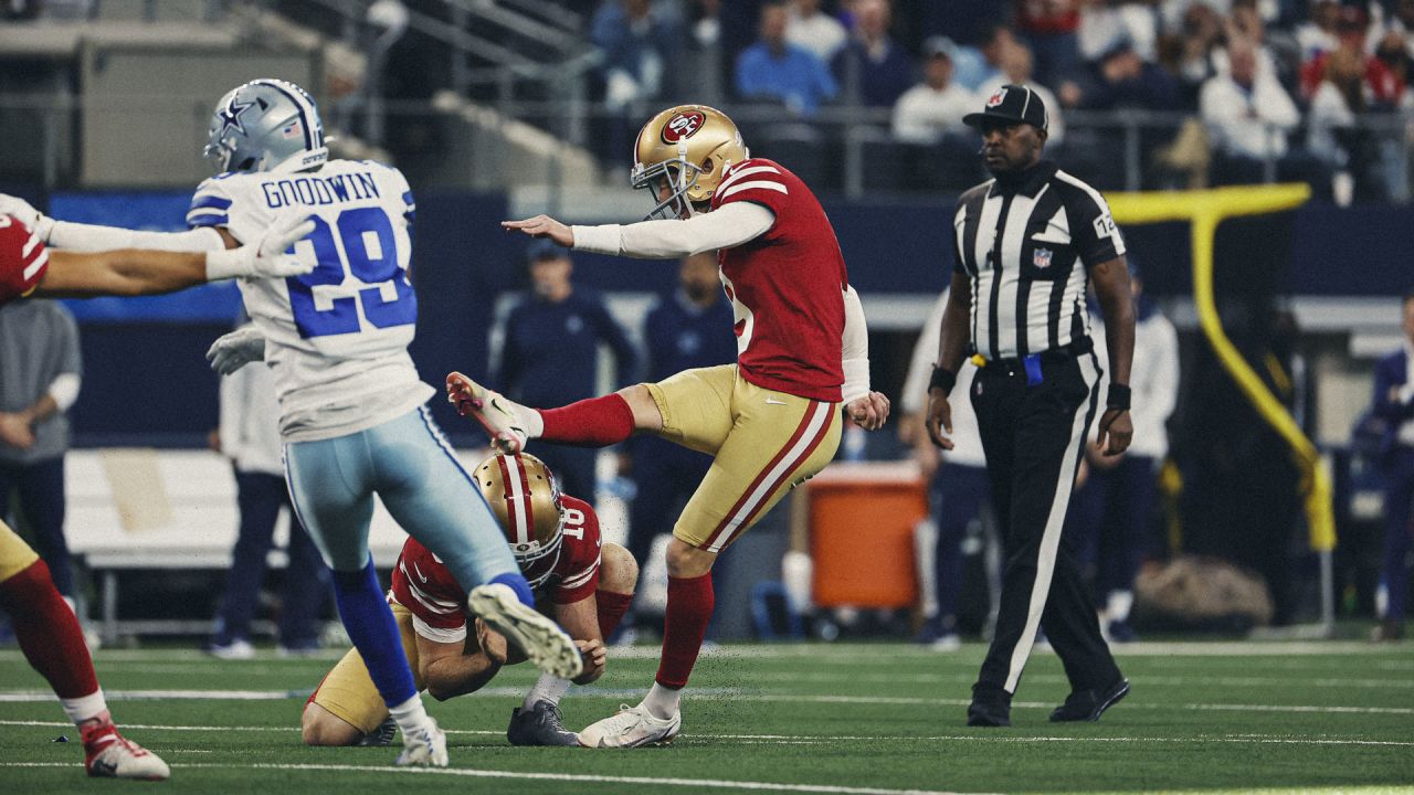 Dallas Cowboys vs. San Francisco 49ers. NFL match poster. Two american  football players silhouette facing each other on the field. Clubs logo in  backg Stock Photo - Alamy