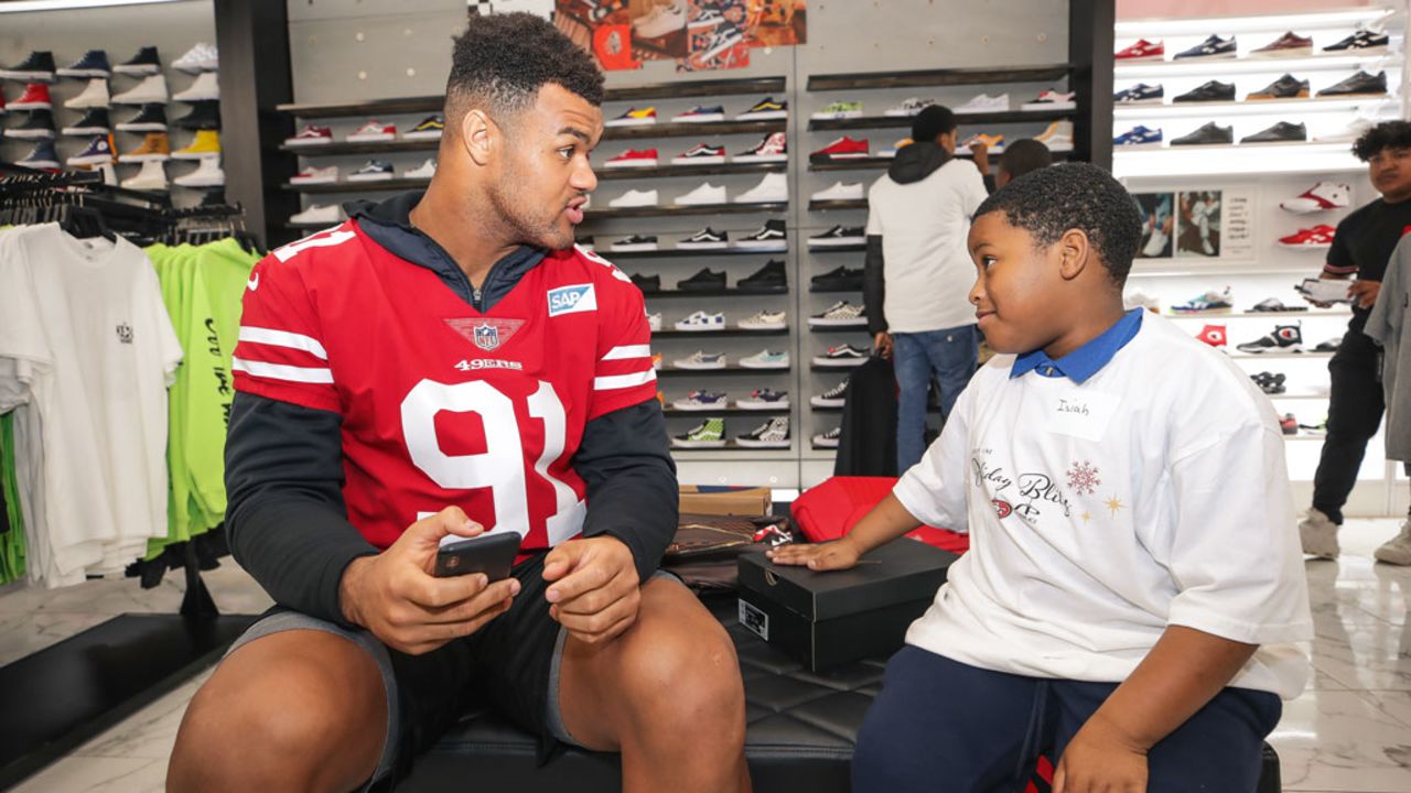 49ers Players Host Holiday Blitz with Shoe Palace and Visa