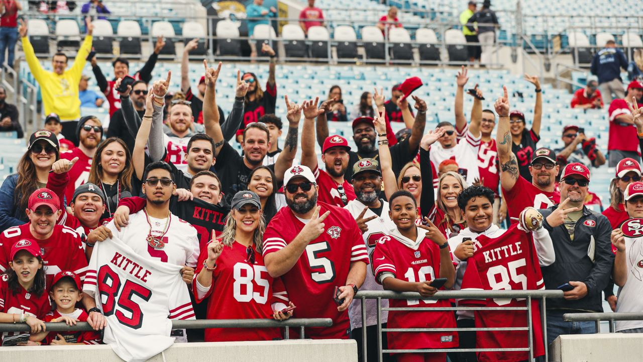 Nevius: Faithful 49ers fans return to cheer on their hot team