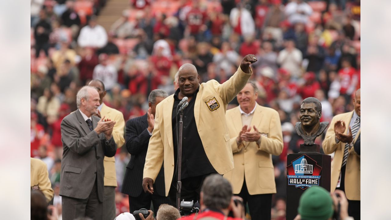 49ers pass rusher and Hall of Famer Fred Dean dies at 68