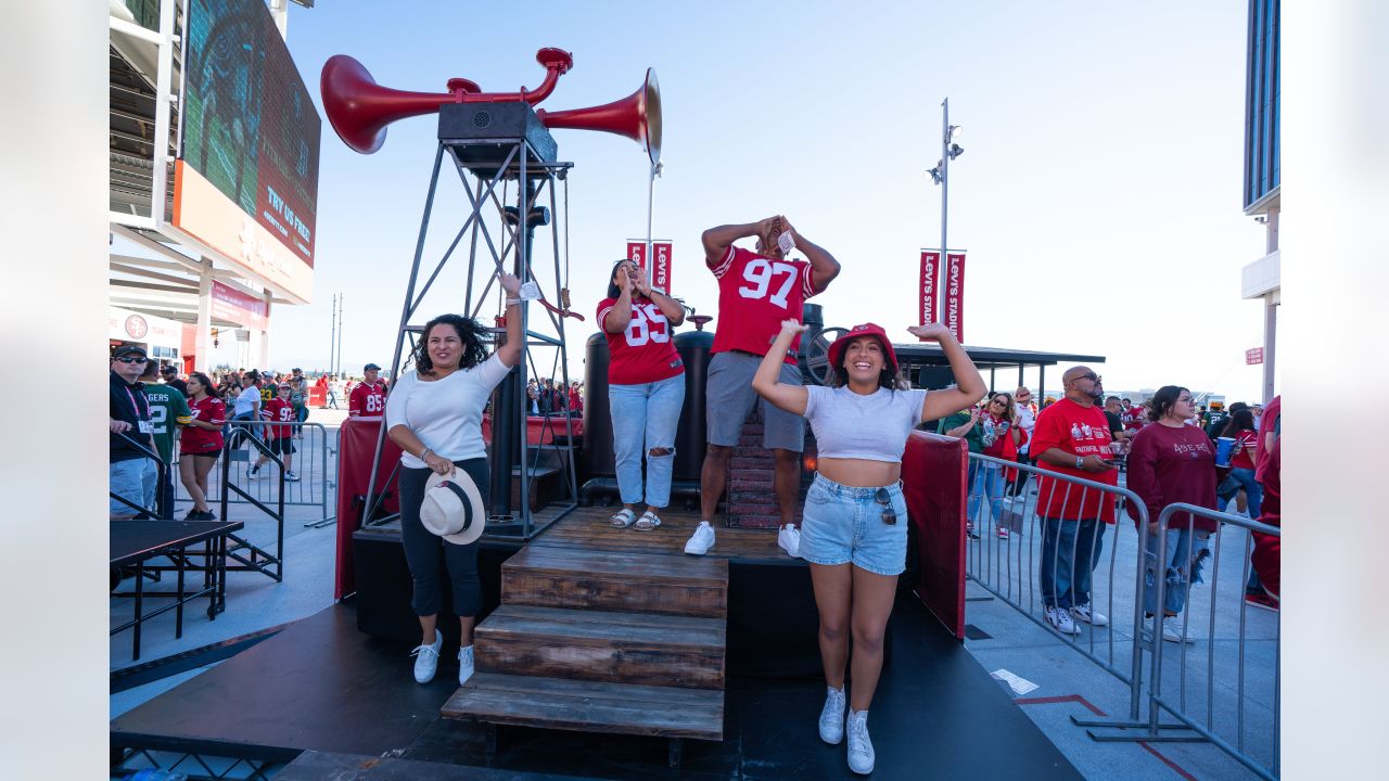 ✓️ Verified Faithful: E-40, Bayley and More Attend 49ers vs. Cardinals