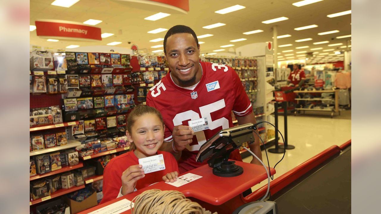 49ers Shop with Youth at Visa Holiday Event