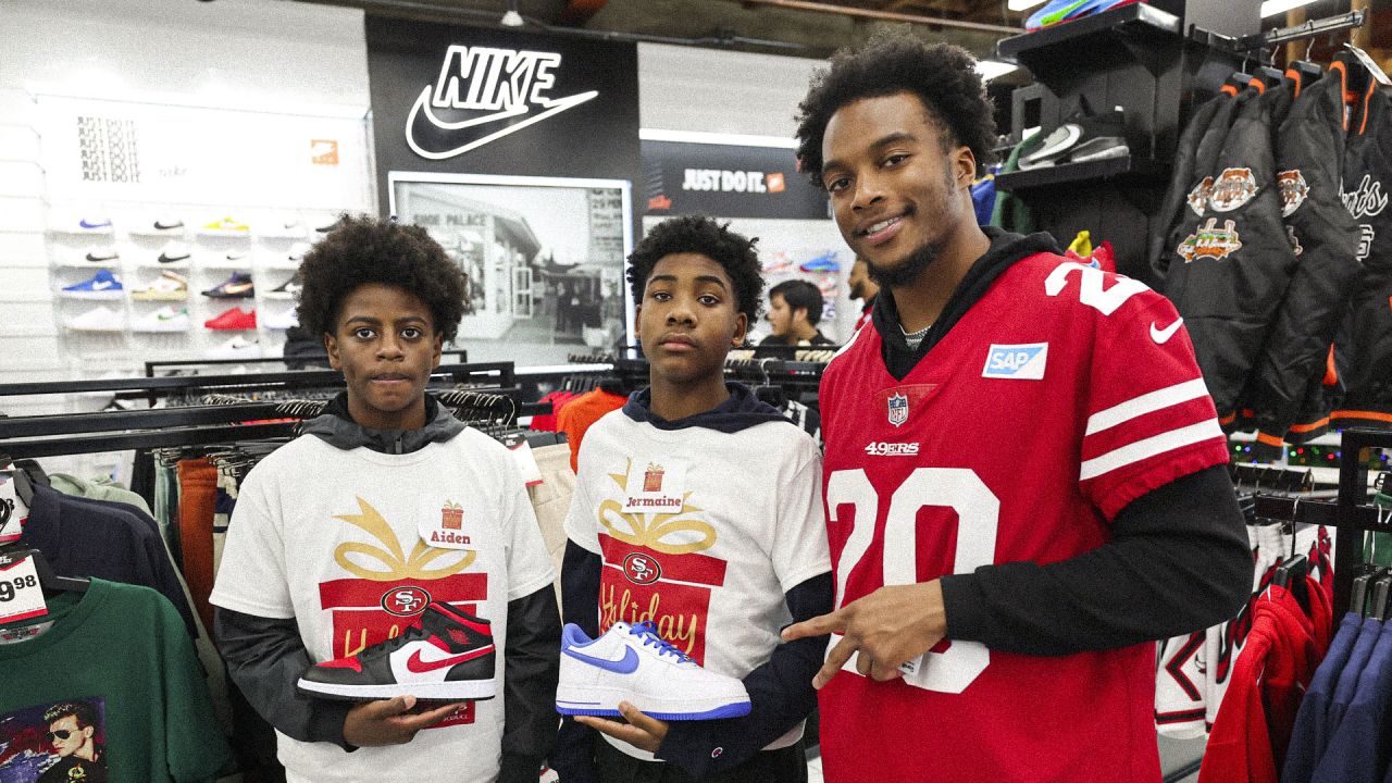 49ers Players Host Holiday Blitz with Shoe Palace and Visa