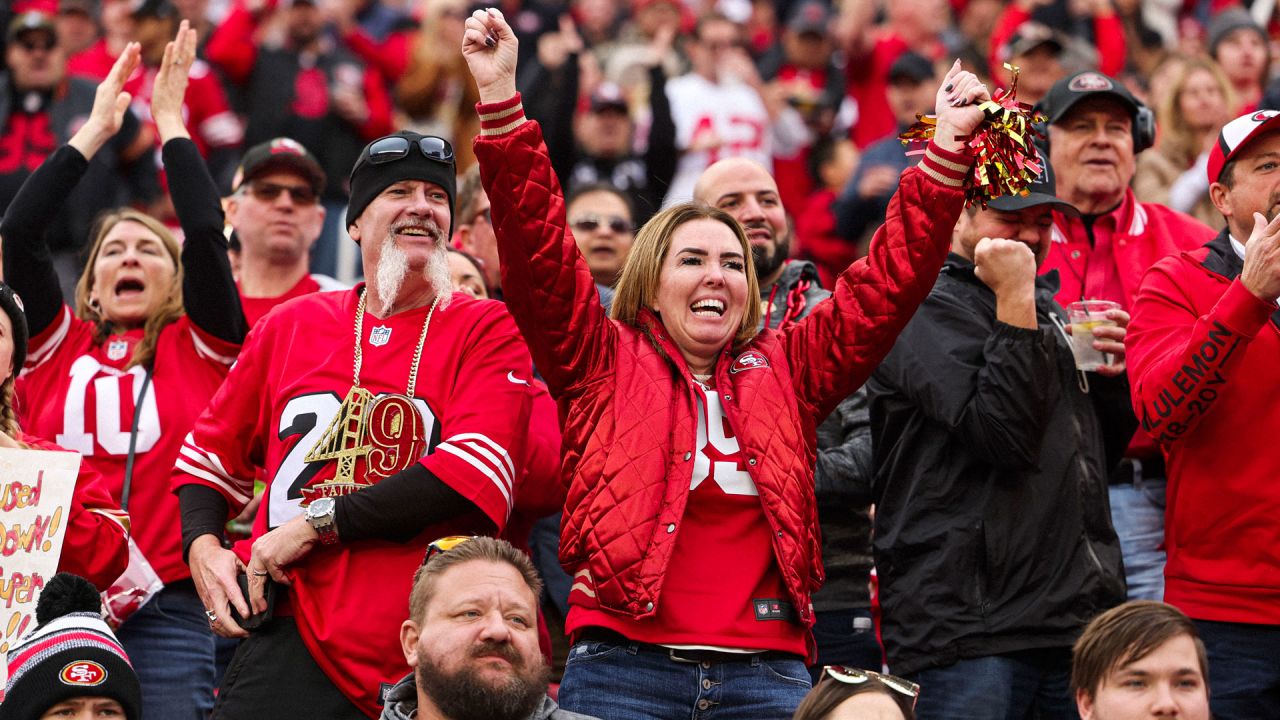 Nevius: Faithful 49ers fans return to cheer on their hot team