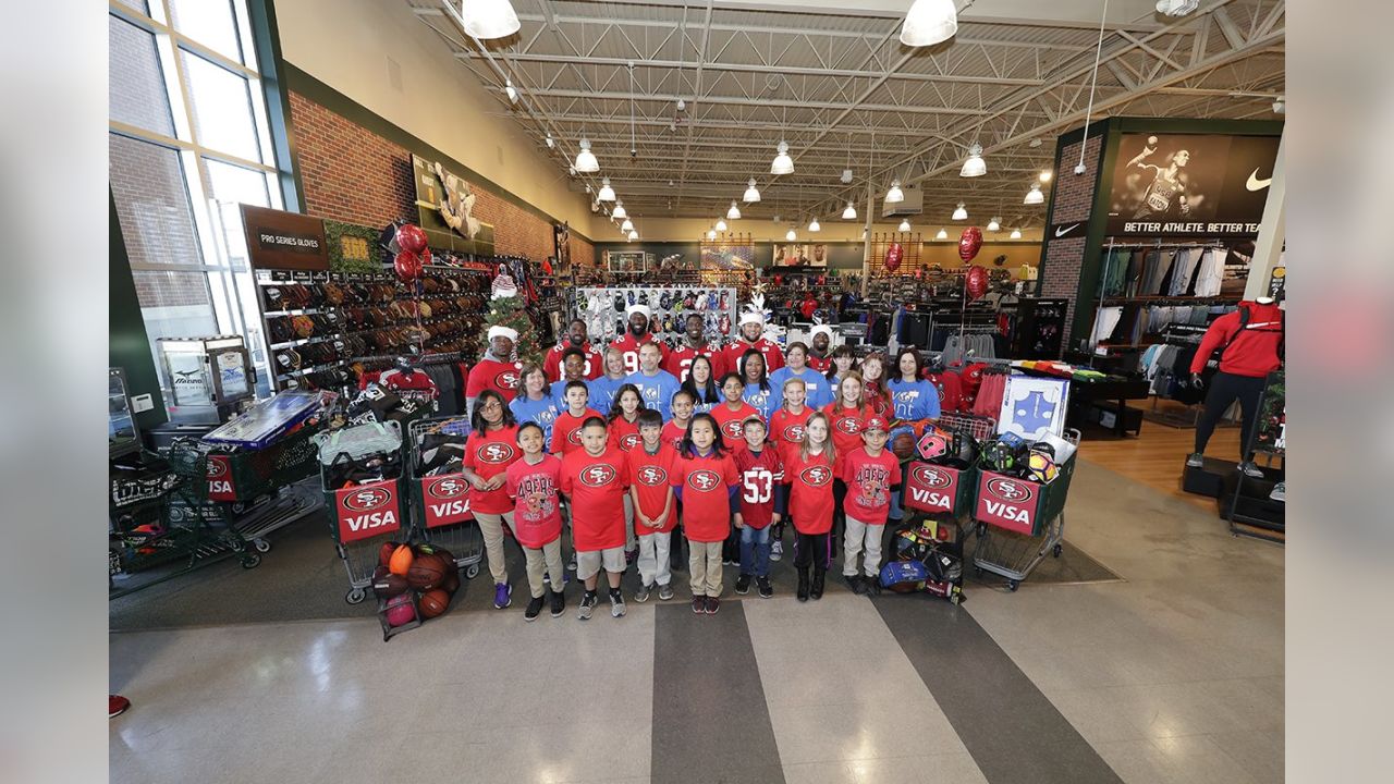 49ers Shop with Youth at Visa Holiday Event