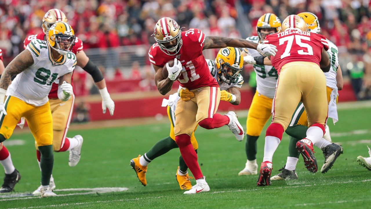 San Francisco 49ers Vs. Green Bay Packers. Fans Support On NFL Game.  Silhouette Of Supporters, Big Screen With Two Rivals In Background. Stock  Photo, Picture and Royalty Free Image. Image 151158434.