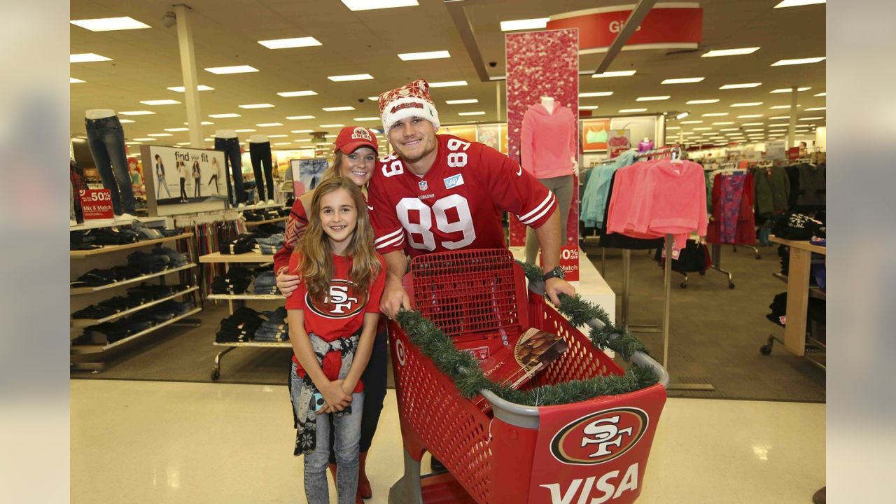 49ers Shop with Youth at Visa Holiday Event