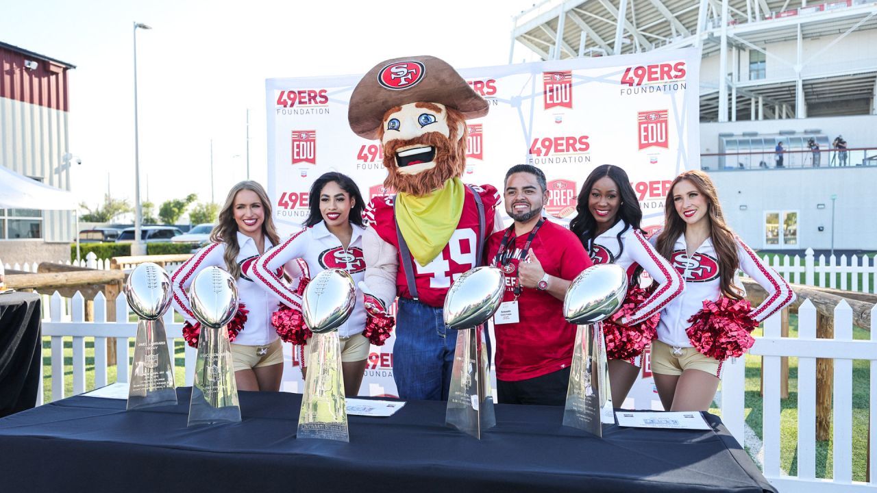 49ers Players Host 15 Students from SPAAT for a Holiday Blitz Shopping Event