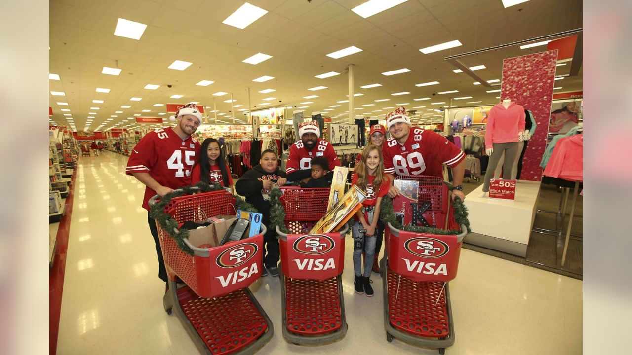 49ers Shop with Youth at Visa Holiday Event