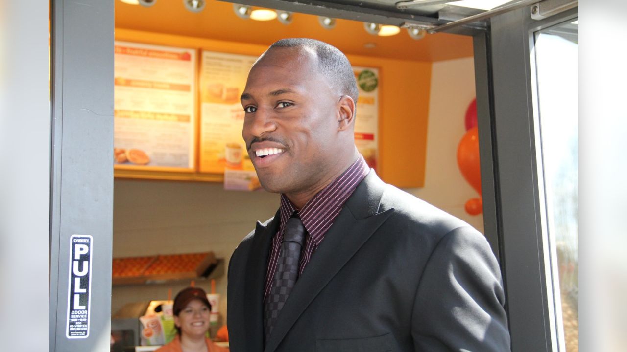 Video: Vernon Davis goes undercover at Jamba Juice - Big Ten Network