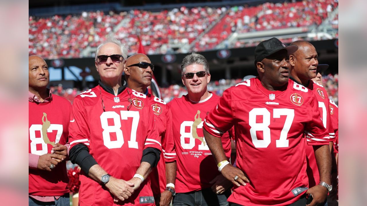 49ers honor Dwight Clark with No. 87 shirts at practice