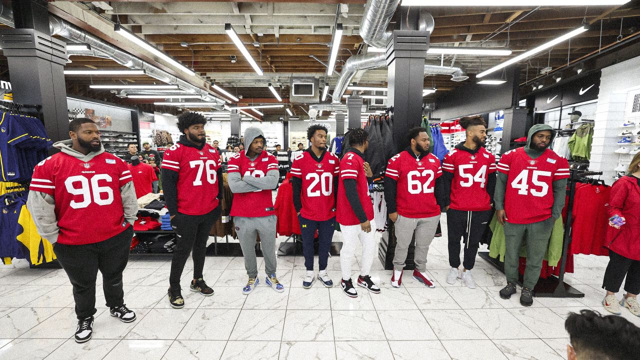 49ers Shop with Youth at Visa Holiday Event